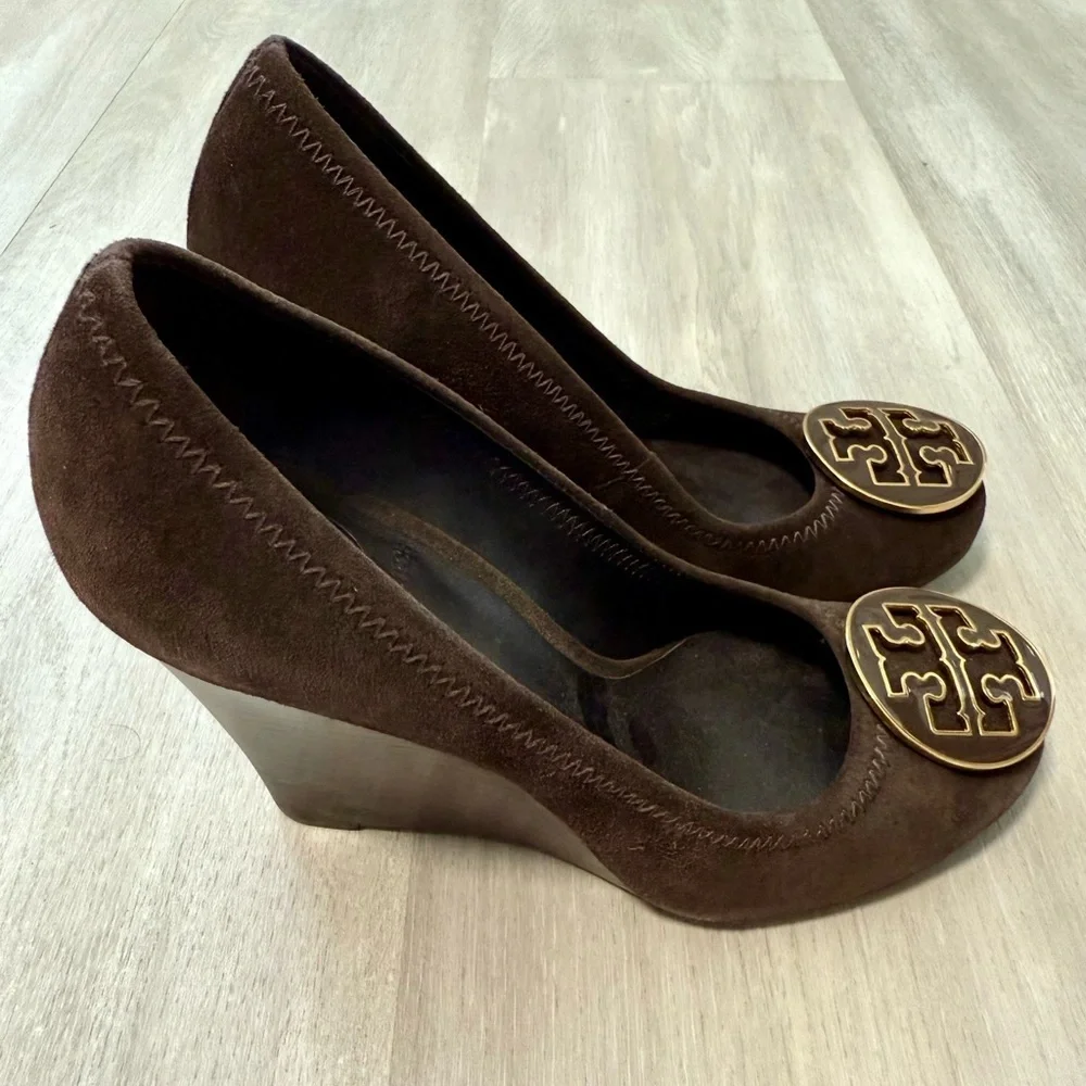 Tory Burch Sophie Brown Suede Wedge Pumps Round Logo  Shoe Size US 5